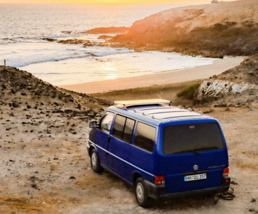 A picture of a VW T4 Transporter by the beach courtesy of 𝘷𝘢𝘯𝘭𝘪𝘧𝘦-𝘪𝘴-𝘯𝘰𝘵-𝘳𝘰𝘤𝘬𝘦𝘵𝘴𝘤𝘪𝘦𝘯𝘤𝘦-on-Instagram
