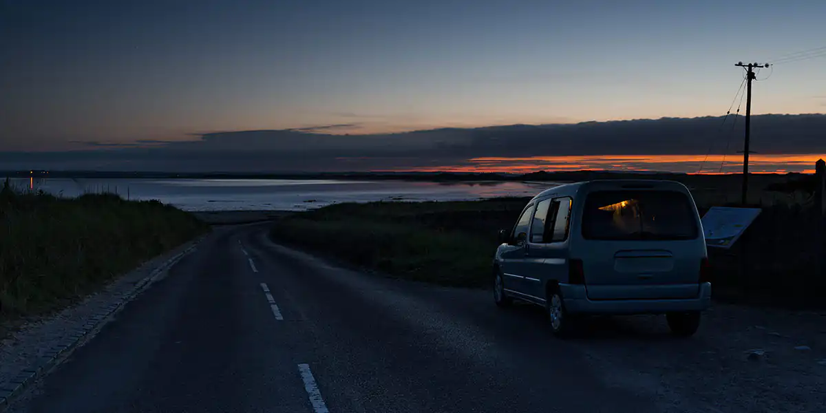 Citroen-Berlingo-parked-on-the-roadside-after-sunset Citroen Berlingo parked on the roadside after sunset