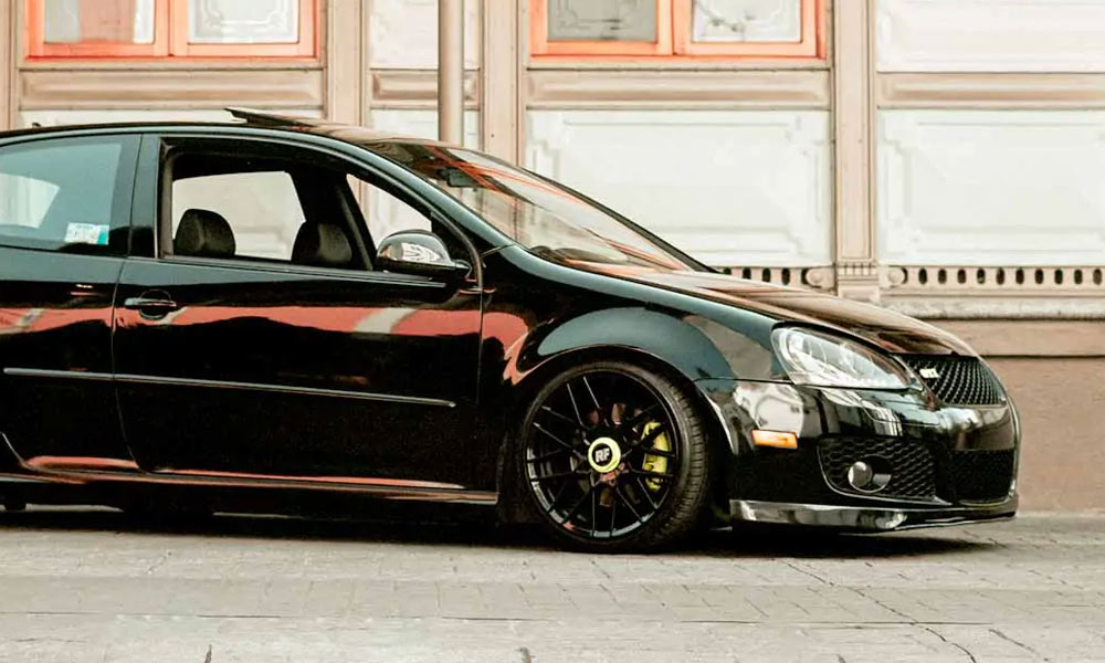 JKI25-Modern-VW-Golf-Image-Header-1 A modern VW Golf in black, with lowered suspension and custom alloys
