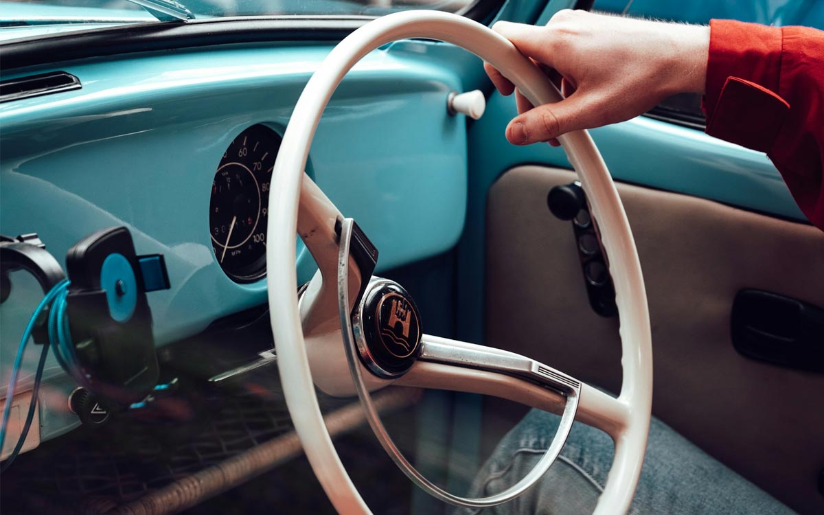 Pros-and-cons-of-driving-classic-car-every-day Steering wheel of classic car
